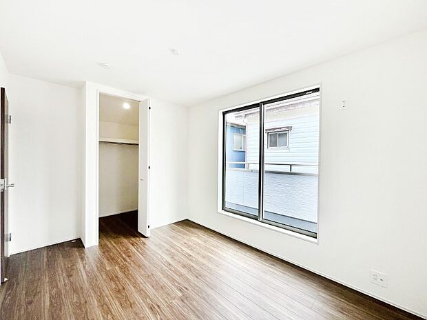 バルコニーが開放感をプラスしてくれる洋室  