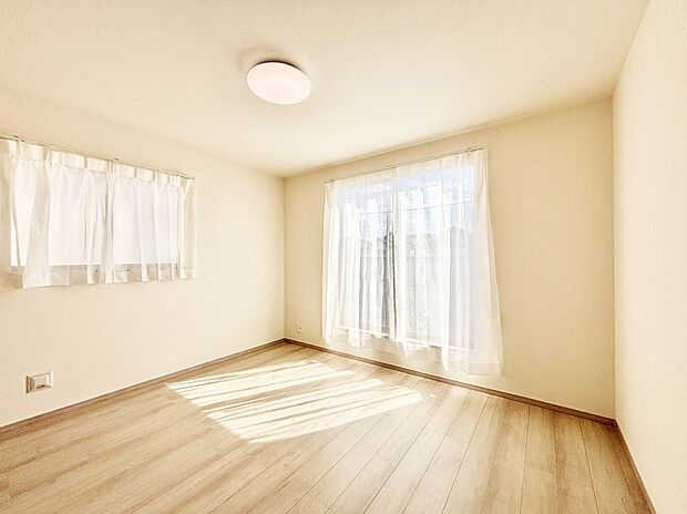 バルコニーが開放感をプラスしてくれる洋室