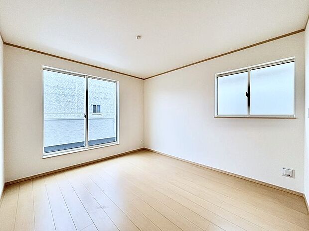 バルコニーが開放感をプラスしてくれる洋室  