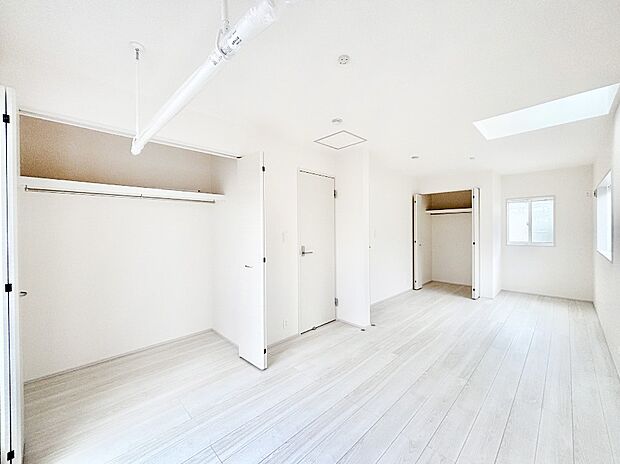 ライフスタイルに合わせて2部屋として利用できる広々とした洋室