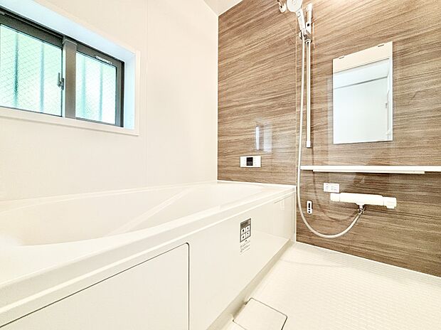 一日の疲れを癒してくれる明るい清潔感のあるバスルーム