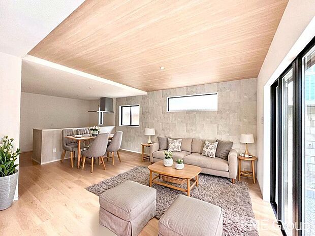 ご家族の賑やかな話し声で包まれる明るいリビング ※家具はCGです