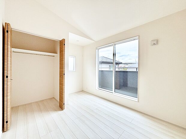 バルコニーが開放感をプラスしてくれる洋室  