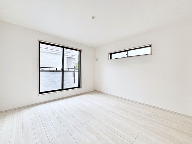 明るいバルコニーサイドに洋室を設置。目覚めの良い寝室に。 