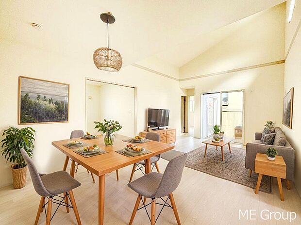 ご家族の賑やかな話し声で包まれる明るいリビング ※家具はCGです