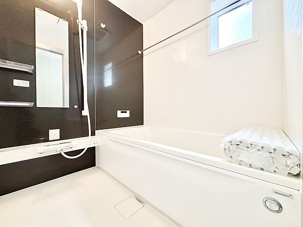 一日の疲れを癒してくれる明るい清潔感のあるバスルーム　