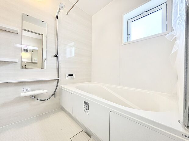 一日の疲れを癒してくれる明るい清潔感のあるバスルーム