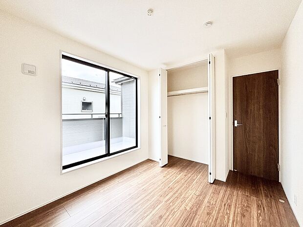 明るいバルコニーサイドに洋室を設置。目覚めの良い寝室に。 