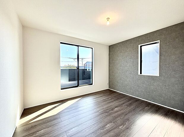 明るいバルコニーサイドに洋室を設置。目覚めの良い寝室に。 