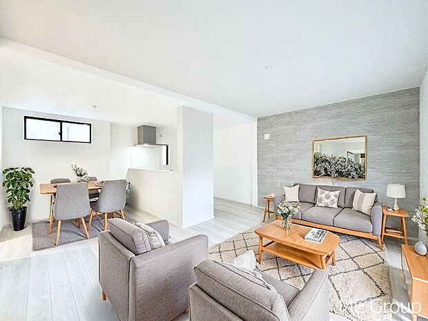 落ち着いた雰囲気のLDKは家族みんなの快適空間※家具はCGです