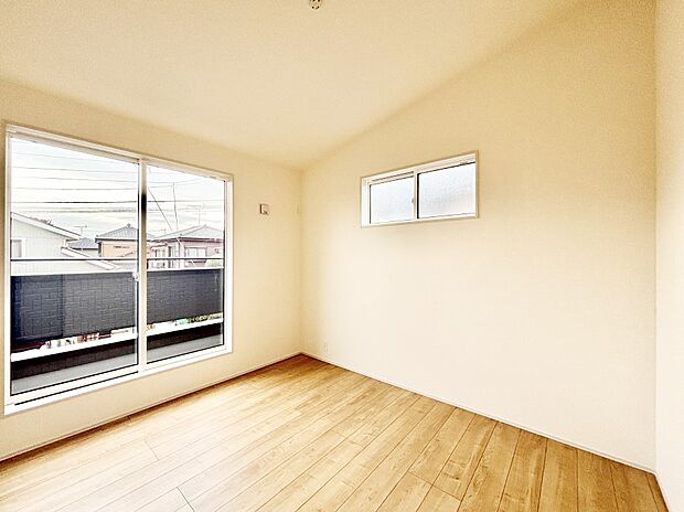 バルコニーが開放感をプラスしてくれる洋室