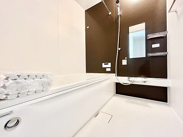 一日の疲れを癒してくれる明るい清潔感のあるバスルーム　