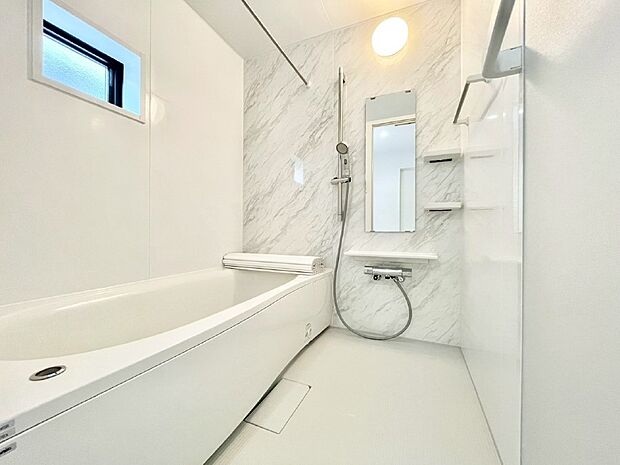 一日の疲れを癒してくれる明るい清潔感のあるバスルーム