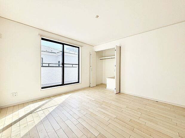 明るいバルコニーサイドに洋室を設置。目覚めの良い寝室に。 