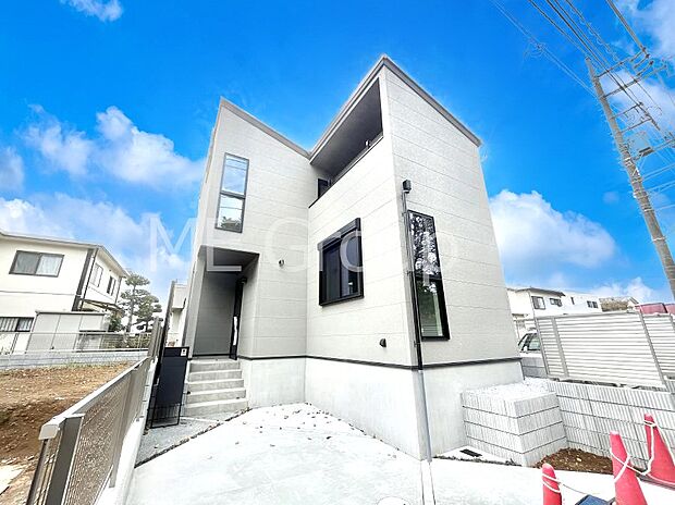 堂々完成！たっぷりの陽光と開放感に包まれる明るい住まい。 