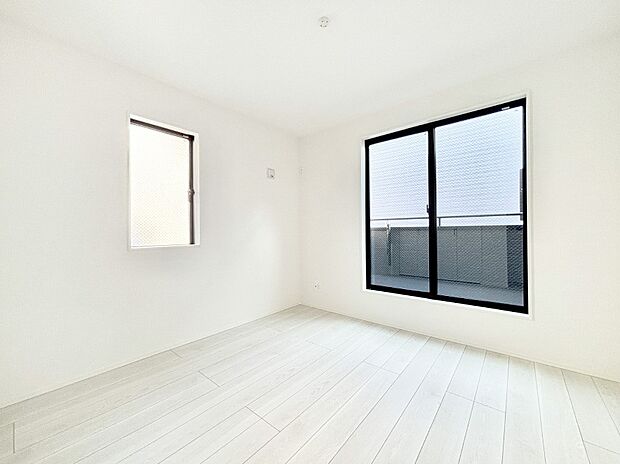 バルコニーが開放感をプラスしてくれる洋室  