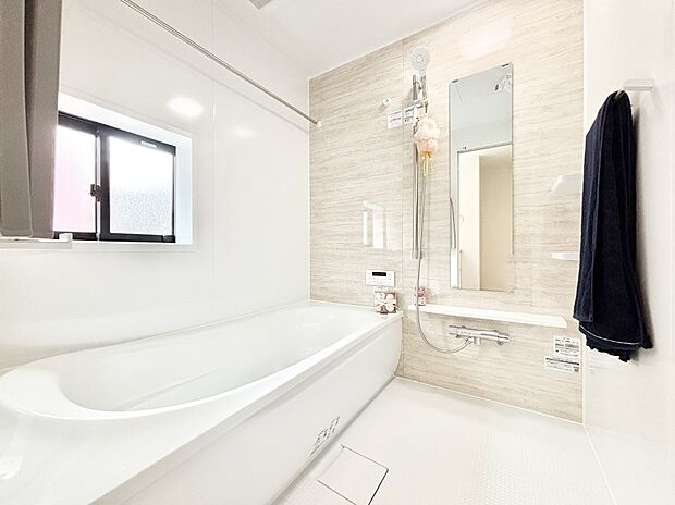 一日の疲れを癒してくれる明るい清潔感のあるバスルーム