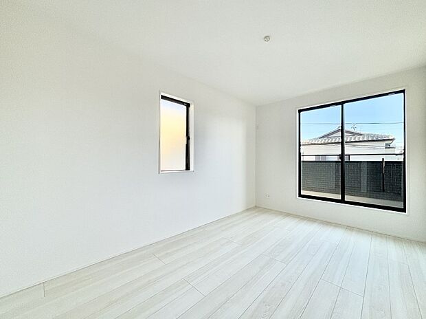 明るいバルコニーサイドに洋室を設置。目覚めの良い寝室に。 