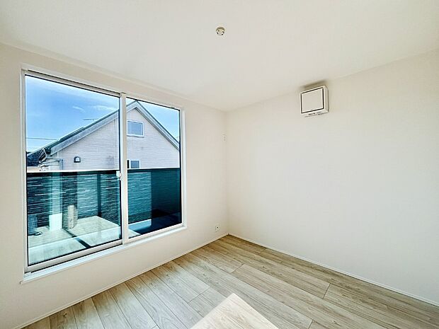 バルコニーが開放感をプラスしてくれる洋室　