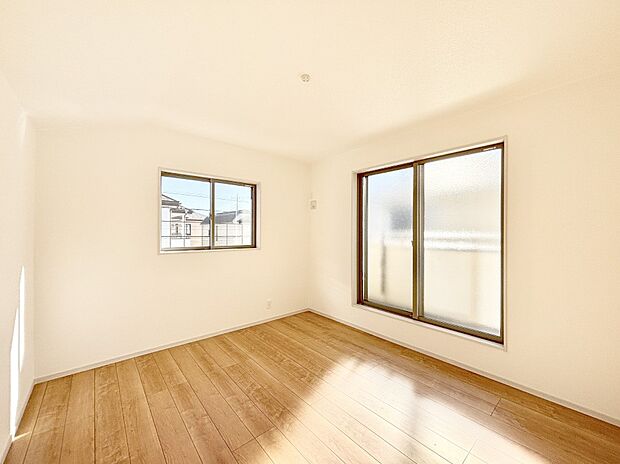 バルコニーが開放感をプラスしてくれる洋室  