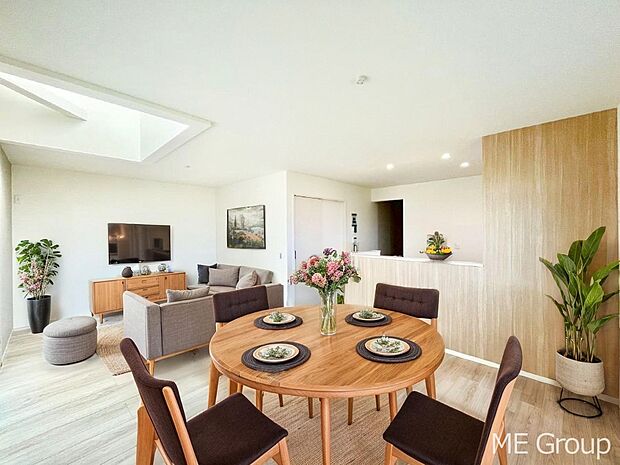 ご家族の賑やかな話し声で包まれる明るいリビング ※家具はCGです