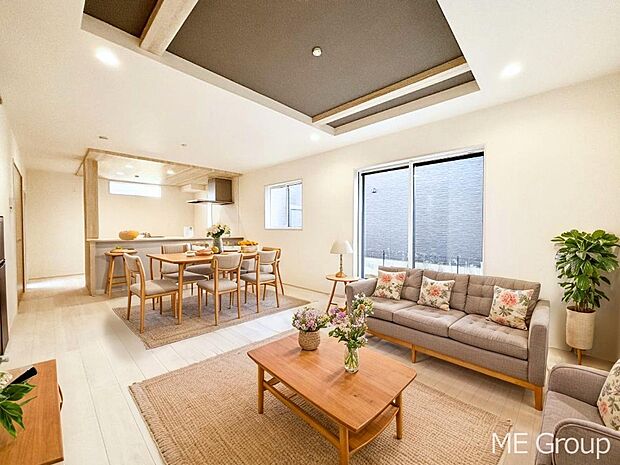 ご家族の賑やかな話し声で包まれる明るいリビング  ※家具はCGです