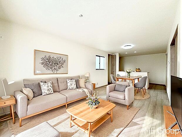 ご家族の賑やかな話し声で包まれる明るいリビング ※家具はCGです