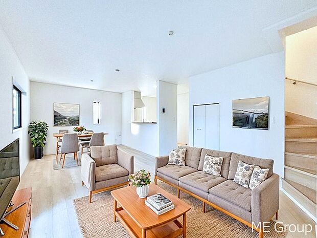 ご家族の賑やかな話し声で包まれる明るいリビング ※家具はCGです