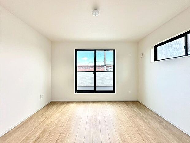 バルコニーが開放感をプラスしてくれる洋室  