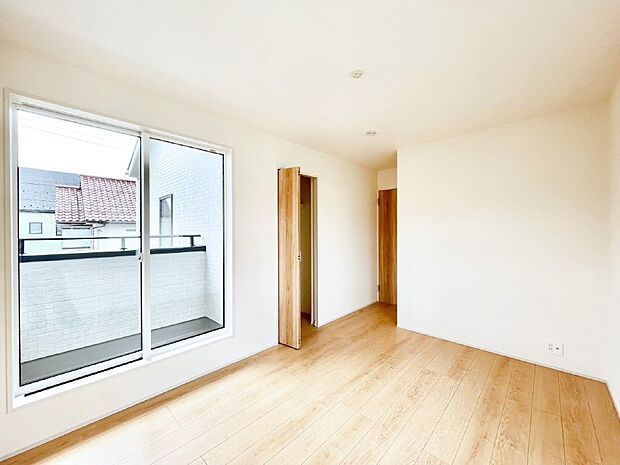 明るいバルコニーサイドに洋室を設置。目覚めの良い寝室に。