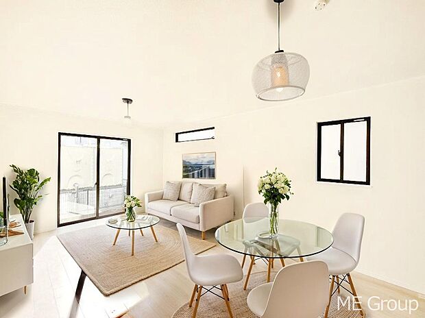 ご家族の賑やかな話し声で包まれる明るいリビング ※家具はCGです