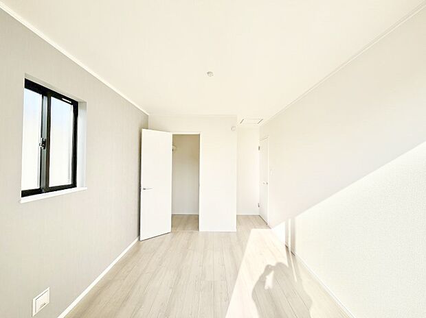 やさしい光がさしこむ居室はしっかり収納付き