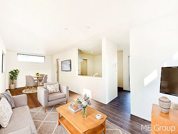 家族の和やかな会話が聞こえてきそう。開放感のあるリビングです。※家具はCGです