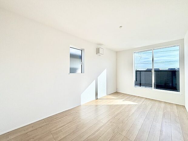 バルコニーが開放感をプラスしてくれる洋室