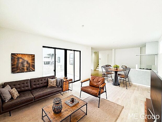 開放感溢れる広々リビングで家族団らんが楽しめます　※家具はCGです