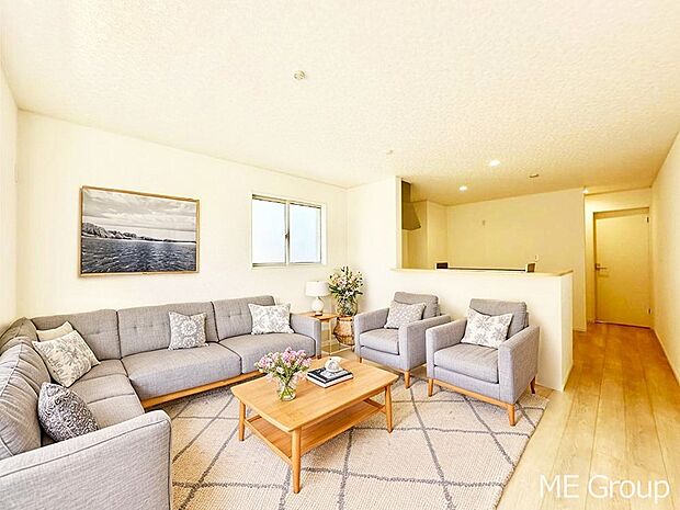 落ち着いた雰囲気のLDKは家族みんなの快適空間※家具はCGです