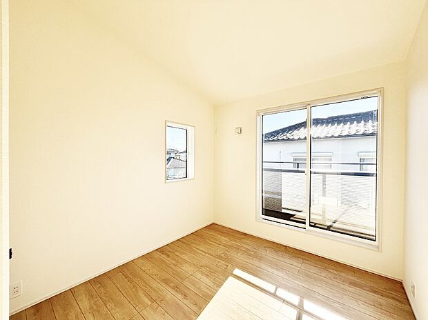 バルコニーが開放感をプラスしてくれる洋室  