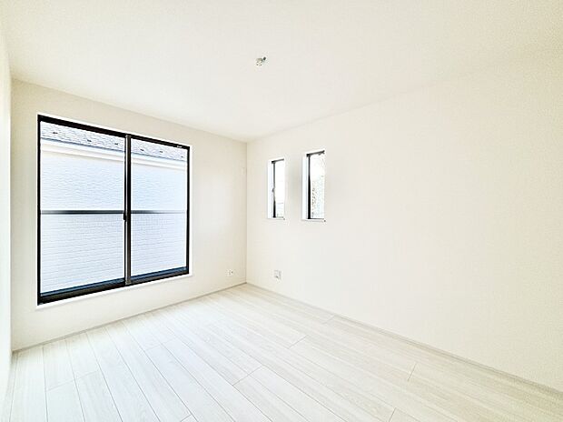 バルコニーが開放感をプラスしてくれる洋室