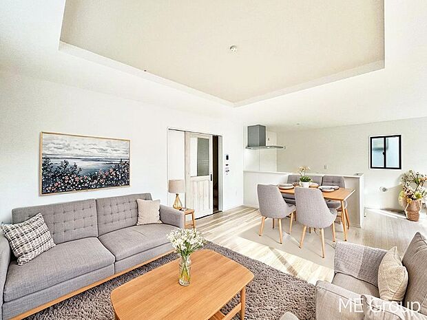 落ち着いた雰囲気のLDKは家族みんなの快適空間※家具はCGです