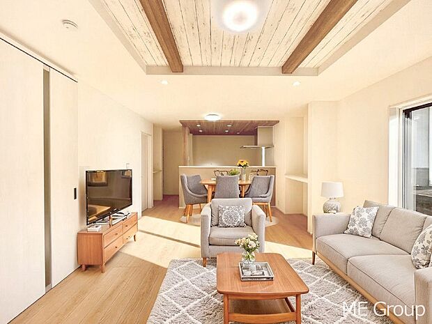 家族の和やかな会話が聞こえてきそう。開放感のあるリビングです。※家具はCGです  