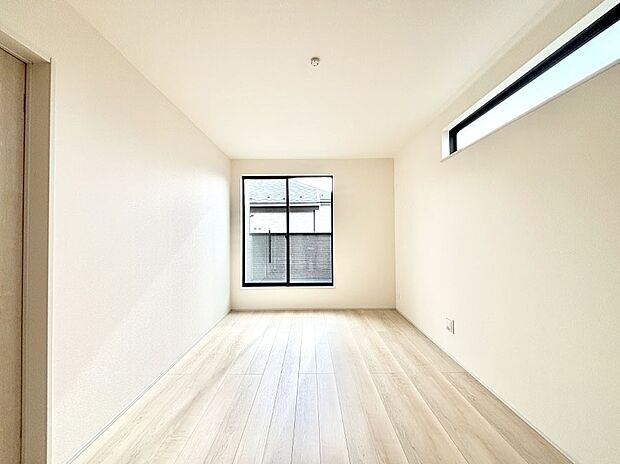 バルコニーが開放感をプラスしてくれる洋室