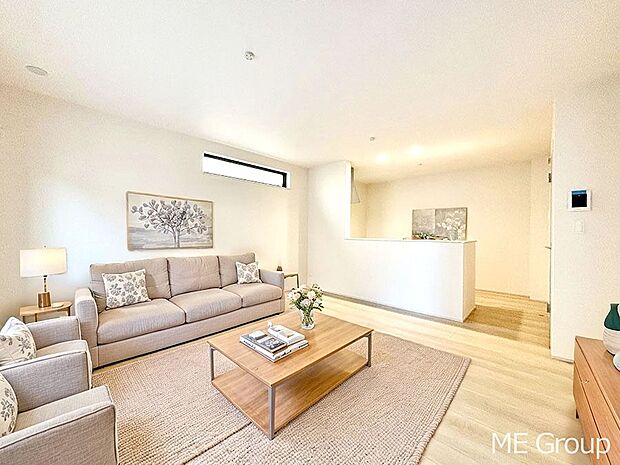 ご家族の賑やかな話し声で包まれる明るいリビング  ※家具はCGです