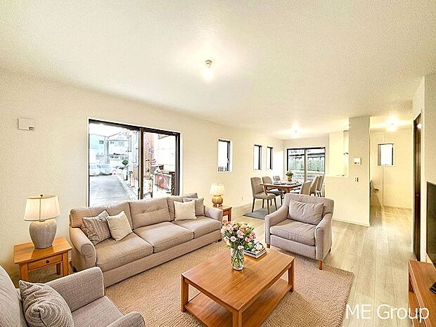 ご家族の賑やかな話し声で包まれる明るいリビング  ※家具はCGです