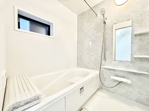 一日の疲れを癒してくれる明るい清潔感のあるバスルーム