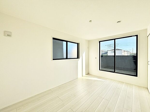 バルコニーが開放感をプラスしてくれる洋室