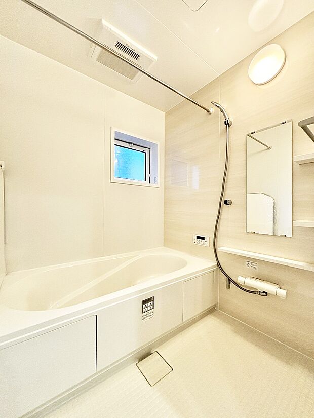 一日の疲れを癒してくれる明るい清潔感のあるバスルーム