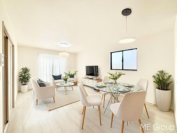 ご家族の賑やかな話し声で包まれる明るいリビング  ※家具はCGです