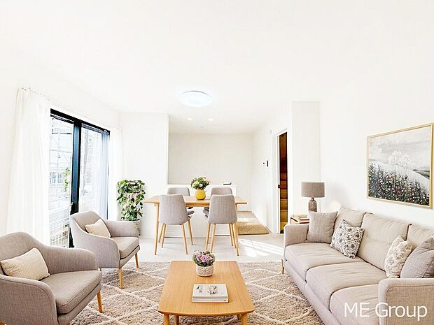 ご家族の賑やかな話し声で包まれる明るいリビング  ※家具はCGです