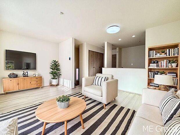 ご家族の賑やかな話し声で包まれる明るいリビング  ※家具はCGです