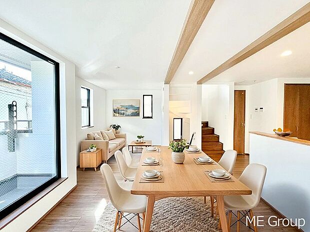 ご家族の賑やかな話し声で包まれる明るいリビング  ※家具はCGです　